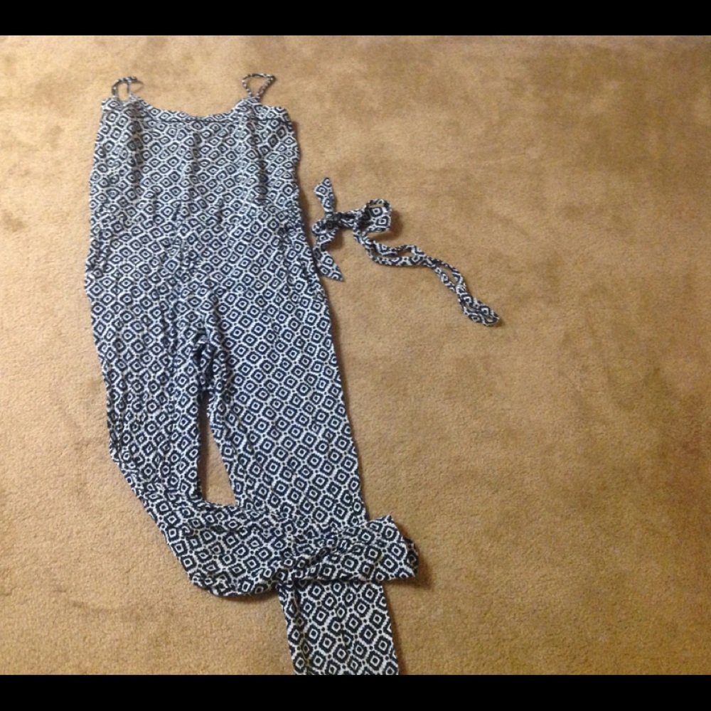 NWT  Small jump suit black/white